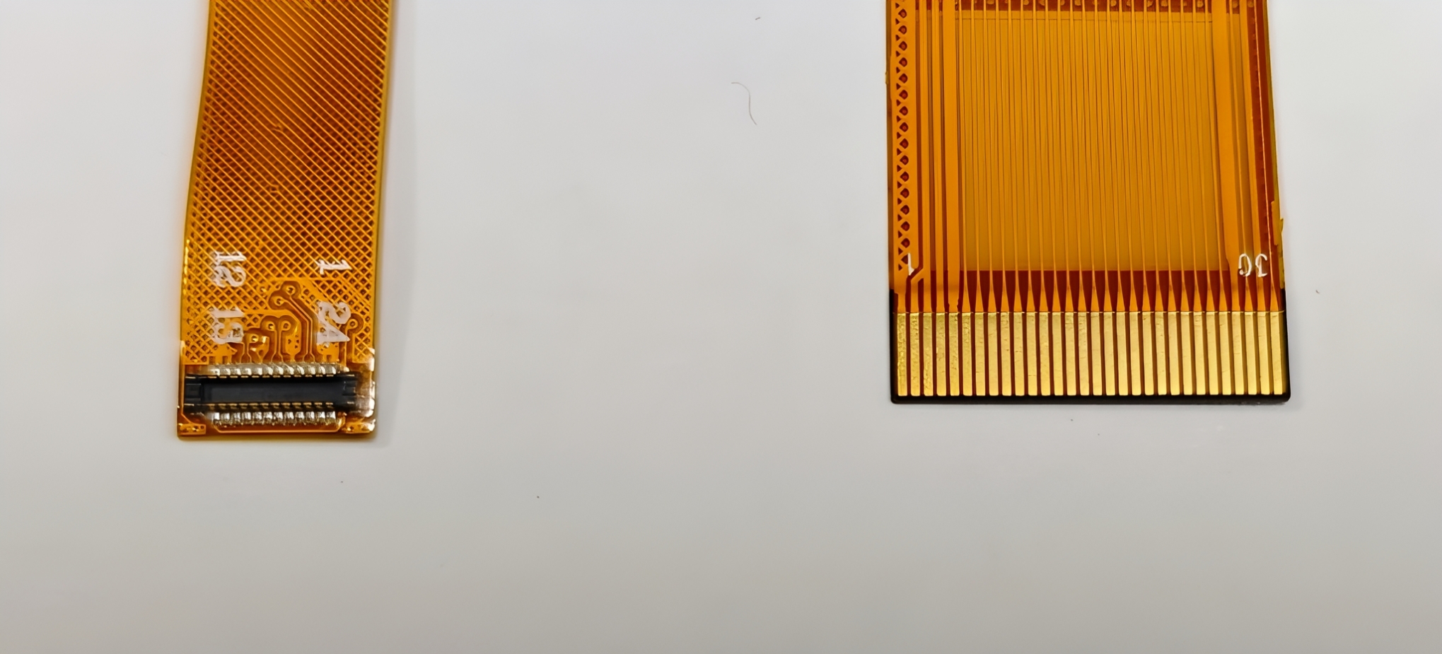 Est-il préférable d'utiliser un connecteur B TO B ou une fiche dorée pour les câbles d'écran flexibles ?