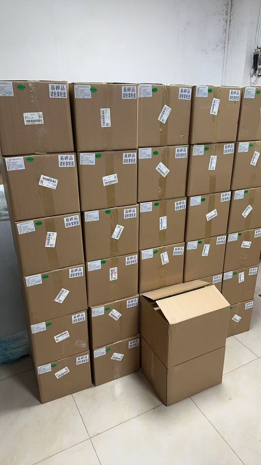 20 000 écrans LCD de 3,5 pouces livrés à temps à un client singapourien.